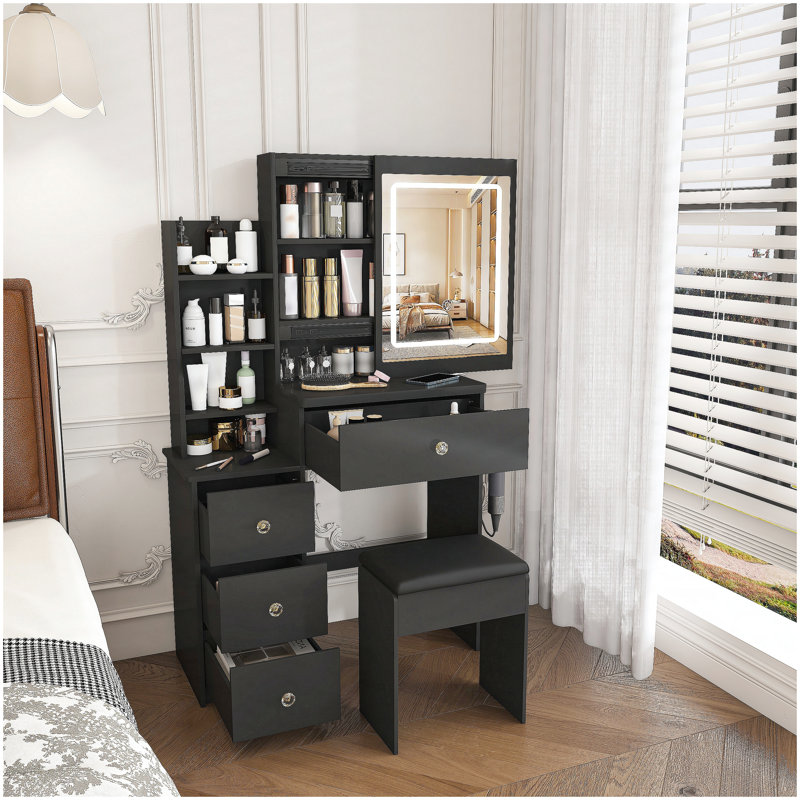 Ce meuble-lavabo moderne comprend 3 modes d'éclairage DEL à luminosité réglable, 4 tiroirs et plusieurs tablettes de rangement ouvertes, un porte-sèche-cheveux et une prise de courant, ainsi qu'un fauteuil. Noir
