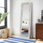 Élégant miroir pleine longueur avec cadre blanc délavé - bois de pin durable, polyvalence autoportante ou murale pour la décoration de la chambre à coucher, du salon et du vestibule-1533777897