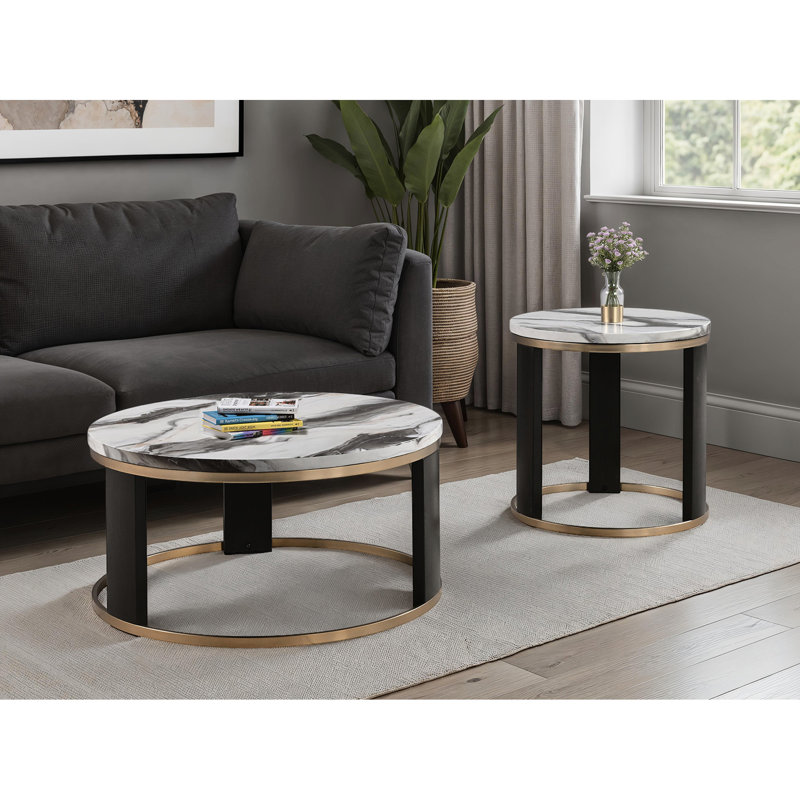 Table triangulaire contemporaine de 3 pièces avec dessus en marbre et anneau doré, idéale pour un salon principal. Modèle blanc et noir.
