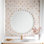 Miroir mural rond Marlowe White de 68,5 cm de diamètre, orné de perles et encadré en métal.
