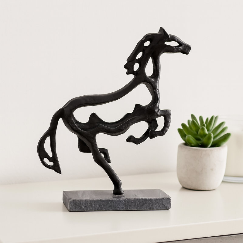 Cheval au galop 13 po x 11 po Hafssa sur base de marbre, noir