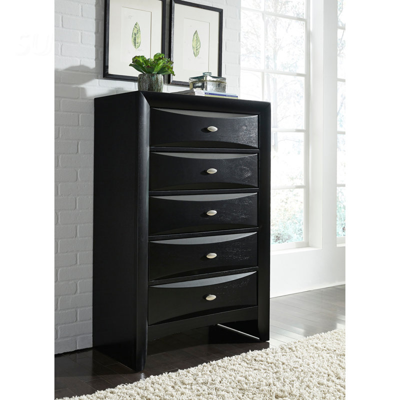 Commode noire Lucille avec tiroirs spacieux et façades cloisonnées, parfaite pour les solutions de rangement modernes et élégantes.
