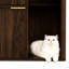 Litière en noyer pour chat avec porte à deux battants de 31,5 po de profondeur. Il dissimule la boîte d'une manière élégante et fonctionnelle, offre deux points d'entrée pour les chats et possède une tablette de rangement intégrée. Fabrication en bois long-129976087