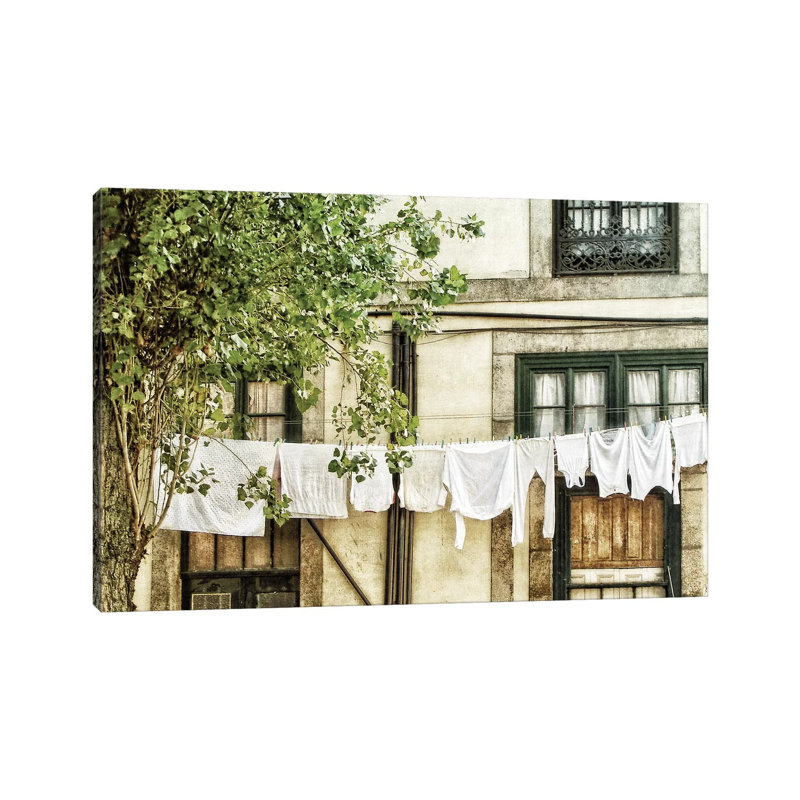 Laundry Laundry Day par Michelee Scott - Photographie sur toile tendue, H 12 po x l 18 po x 1,5 po