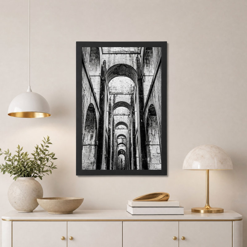 Tableau sur toile représentant des arches en pierre patinée en noir et blanc, H 18 po x l 12 po