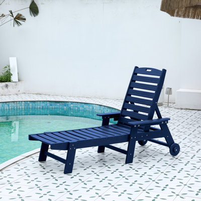 Chaise longue d'extérieur avec texture en bois, chaise longue surdimensionnée à 5 positions, PEHD, chaise longue de patio avec roues et porte-gobelet pour piscine, terrasse, bord de piscine