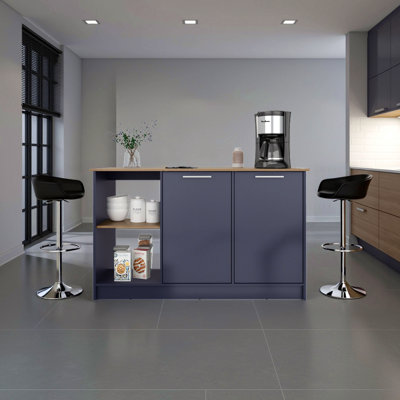 Îlot de cuisine en chêne bleu et naturel avec armoire de rangement et tablettes ouvertes