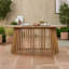 Table de salle à manger ovale d'extérieur en bois d'acacia avec base à lattes verticales fuselées, idéale pour la terrasse, le jardin, le bord de la piscine et la cour.