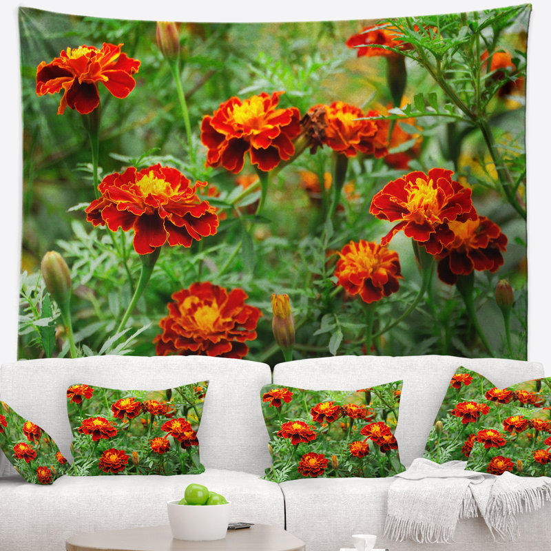 Tapisserie à fleurs marigold rouge floral, H 32 po x l 39 po