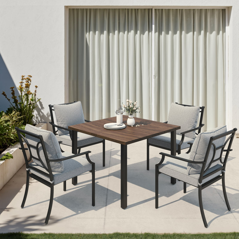 Ensemble repas pour 4 personnes avec table en acier Sailor et fauteuils rembourrés fixes