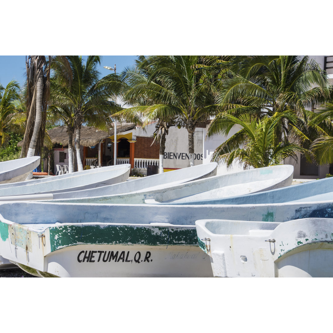 Boote am Strand von CampPhoto - Druck ohne Rahmen auf Leinwand