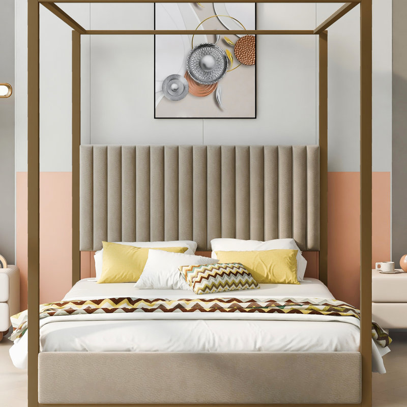 Grand lit plateforme à baldaquin avec tête de lit et structure en métal, beige