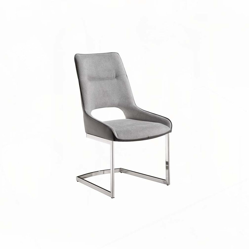 Chaise rembourrée avec pieds en métal