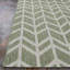 Tapis intérieur / extérieur à motif de chevrons et de couleur vert champagne Matthes-2003294047