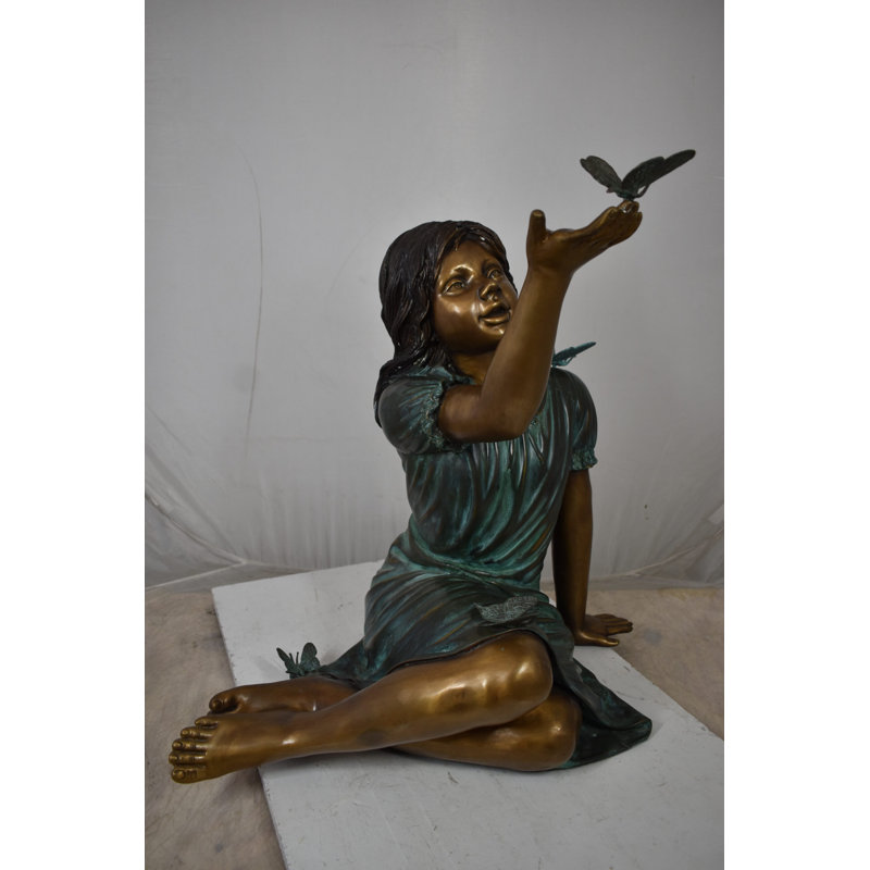 Statue de fille avec des papillons et une chemise verte en bronze, taille: 27 po x 17 po x H 24 po