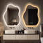 Élégant miroir de meuble-lavabo mural irrégulier à bordure en pierre avec 3 lumières de température de couleur Blaklit à intensité variable, 3 interrupteurs à capteur tactile à brancher