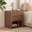 Table de chevet en bois à panneaux ondulés de 60 cm de large, avec 2 tiroirs et une tablette ouverte, station de recharge intégrée-898965884-901526701