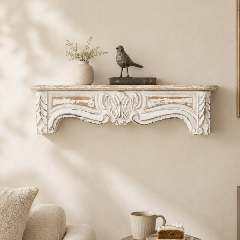 Une étagère murale en bois blanc patiné avec volutes Elicia, 9 po H x 36 po l x 6 po P