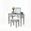 Ensemble de coiffeuse de style transitionnel avec tabouret, tiroirs de rangement, miroir central et siège rembourré pour un mobilier de chambre confortable et élégant