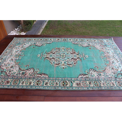 Tapis turc vintage tissé à la main en vert menthe avec motif floral pour une décoration intérieure élégante