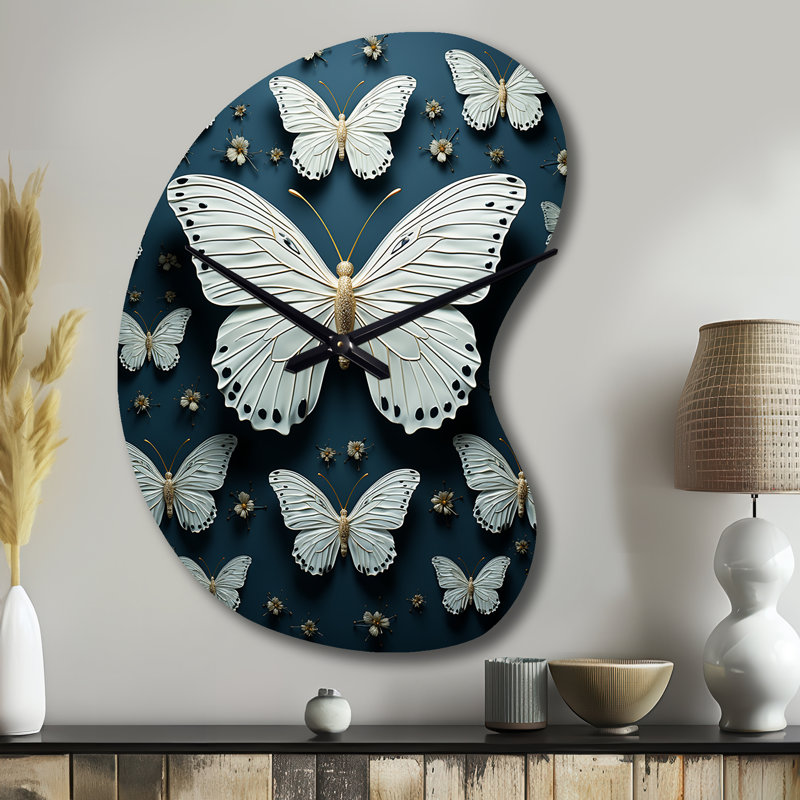 Papillon blanc noir avec ailes flottantes - papillons - horloges asymétriques en métal, horloge murale blanche de forme irrégulière