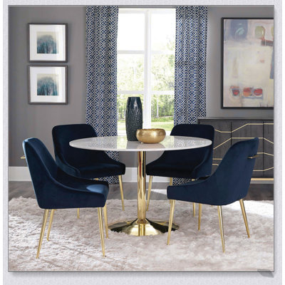 Luxueux fauteuils à oreilles bleu foncé et or à oreilles, ensemble de 2, parfaits pour des expériences culinaires élégantes et confortables.