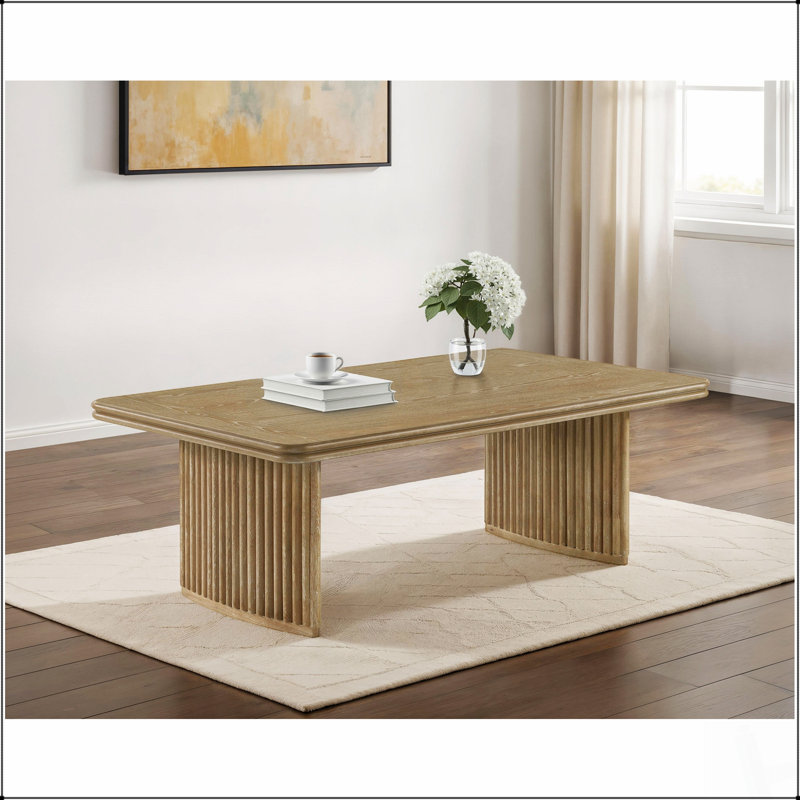 Table basse rectangulaire au fini brun clair vieilli, coins légèrement arrondis et grain de bois naturel pour salons chaleureux
