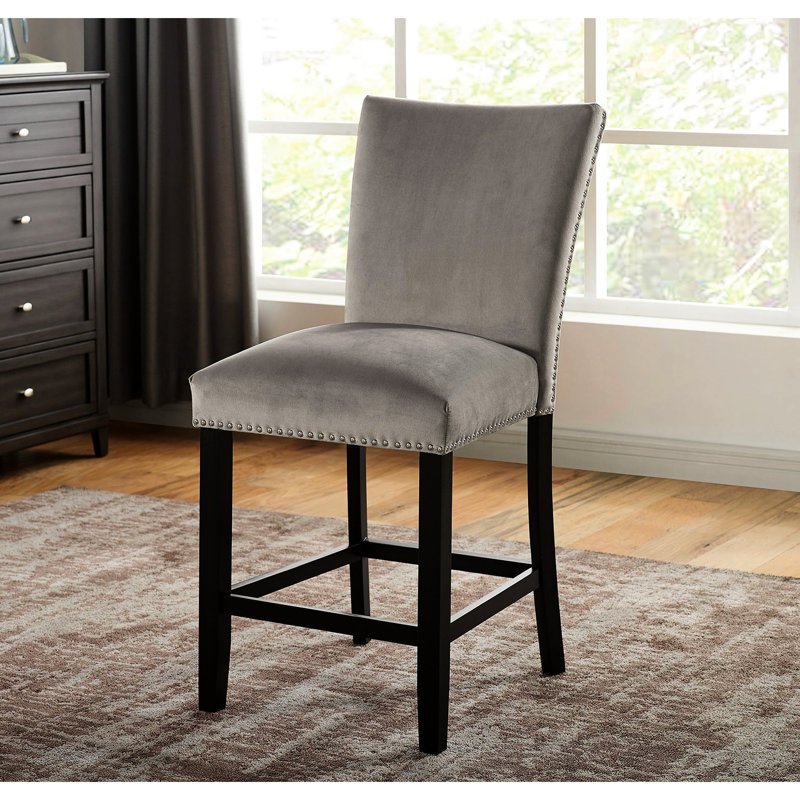 Table à manger transitionnelle 7 pièces avec table rectangulaire en marbre et 6 chaises hautes rembourrées en flanelle aux teintes grises ou noires de style contemporain, éléments traditionnels