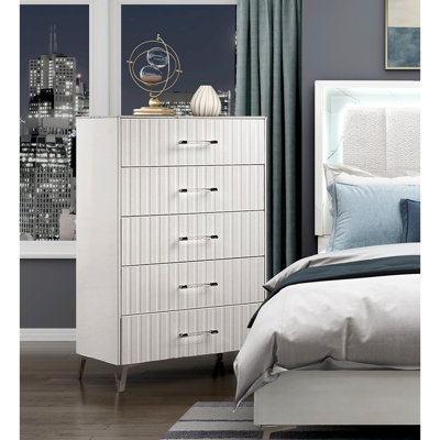 Commode 5 tiroirs Glam White avec plateau en faux marbre et pieds chromés pour la chambre à coucher