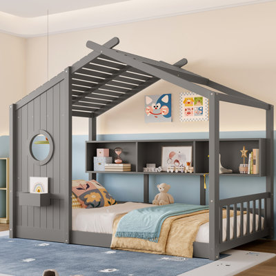 Lit simple gris pour maison avec tablette de rangement et toit en hauteur, espace favorisant le sommeil