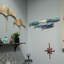 Sculpture murale 3D en métal bleu côtier pour école de poisson - 34 x 7,25 x 1 po