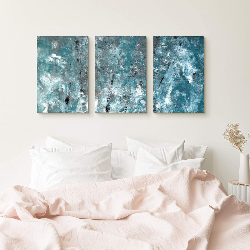 3 coups de pinceau bleus et gris sur fond abstrait