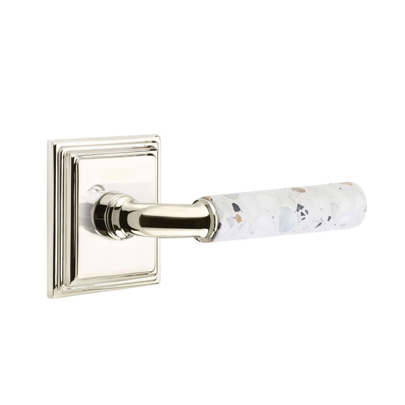 Mortaise intérieure Emtek Select Passage avec rosette Wilshire et tige R-Bar, levier Terrazzo clair, Gauche, Nickel poli