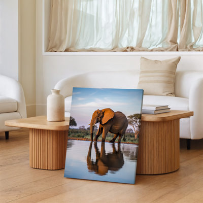 Toile, "Un majestueux éléphant se tient en évidence dans un trou d'eau tranquille", art mural