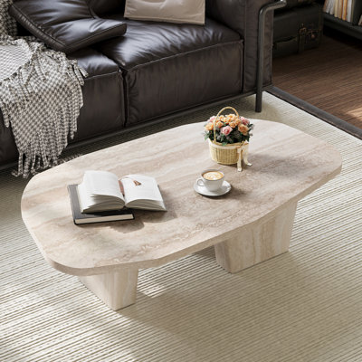 Table basse 47,4 "moderne beige rectangulaire pour le salon avec trois pieds, texture pierre de travertin