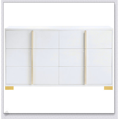 La commode blanche à 6 tiroirs Medici avec des accents dorés glamour, parfaite pour les solutions de rangement modernes et élégantes.