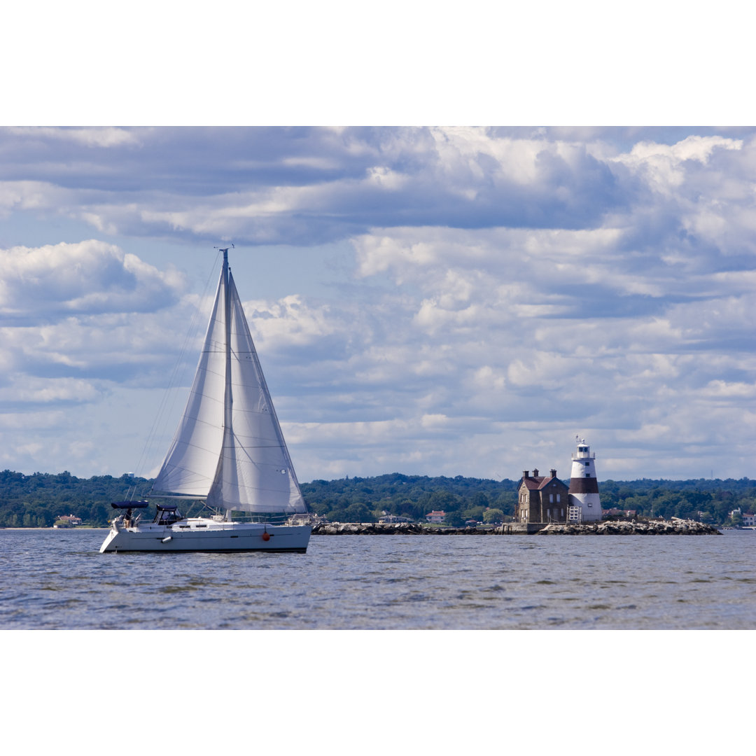 Segelboot und Leuchtturm