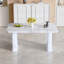 Élégante table de salle à manger en marbre avec un design en verre transparent, une texture délicate et une durabilité minimaliste