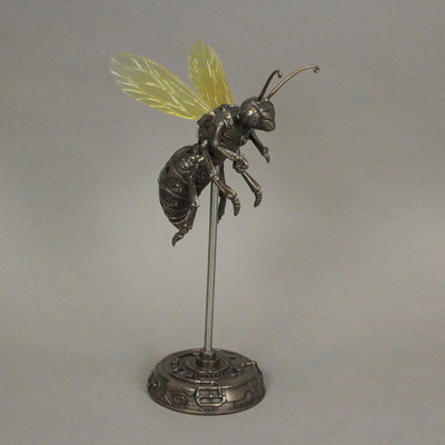 Statue industrielle industrielle de frelons Steampunk sur monture musée, résine coulée à froid finition bronze avec ailes ambrées - H 10,5 po x L 6,5 po x P 3,75 po