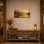 Tableau sur toile représentant un chalet au bord d'un lac, une cabane dorée dans la forêt et des eaux calmes, un paysage rustique et pittoresque, une décoration horizontale grand format pour le salon, la chambre ou le bureau, prêt à accrocher, 50 x 100 cm