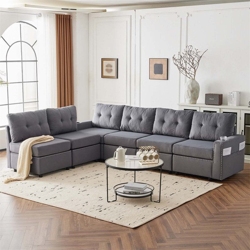 Charmant canapé modulaire en velours avec rangement caché, idéal pour les salons confortables