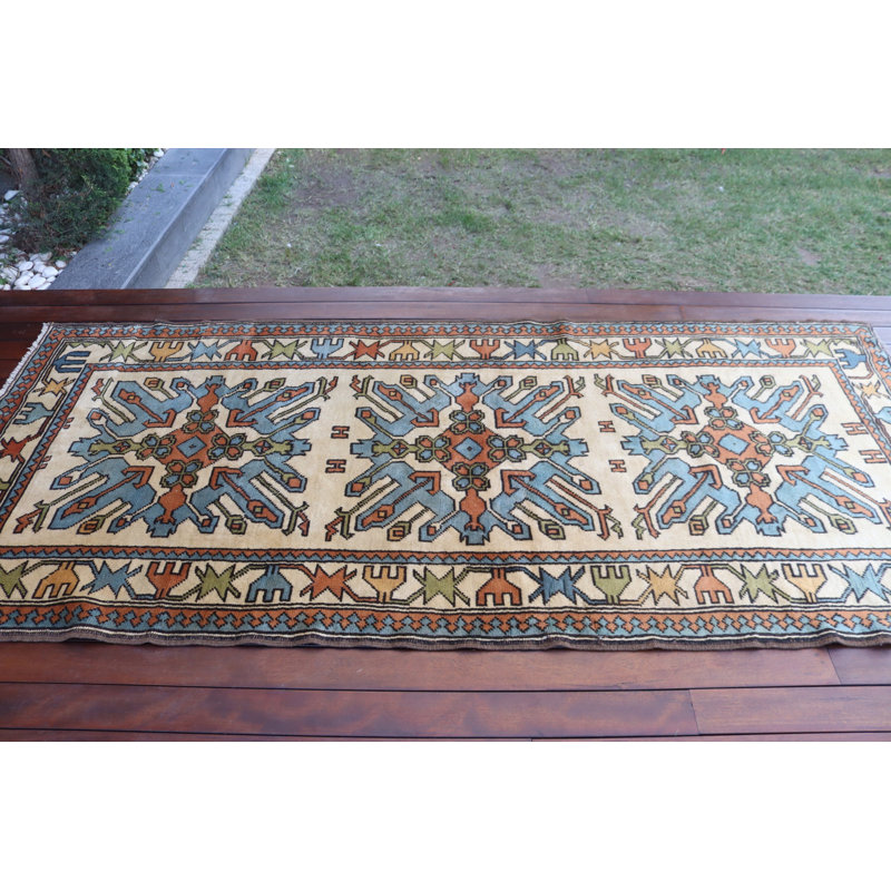 Tapis turc rétro tissé à la main dans des tons de bleu et orange avec motif géométrique pour un décor de sol élégant