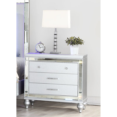Table de chevet argentée 3 - Finition de style chambre à coucher moderne avec ajout de 3 tiroirs