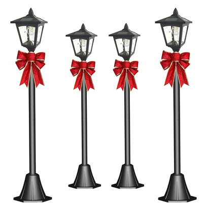 Lampadaire solaire 42 po pour l'extérieur avec ruban rouge, Ip65 imperméable au crépuscule, lumière solaire sur poteau de 120 lm facile à installer pour le jardin / l'allée / le patio / la cour, 8 à 12 heures d'autonomie (paquet de 4)