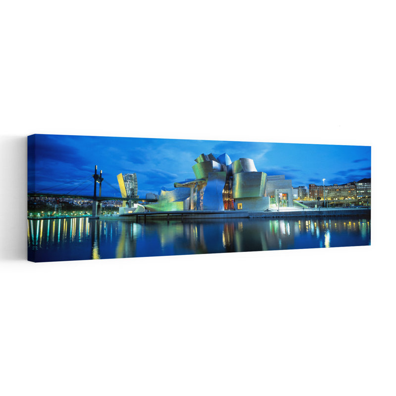 Art contemporain, architecture contemporaine, musée Guggenheim, H 16 po x l 48 po