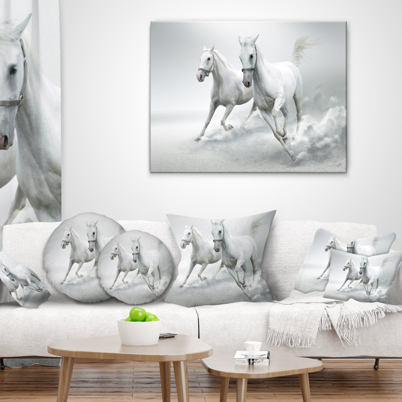 Courir avec des chevaux blancs - Coussin imprimé animal, 16 po x 1 po, Coussin décoratif