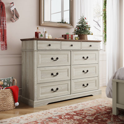 L'ensemble de chambre à coucher 3 pièces Vann comprend une commode à 9 tiroirs et deux tables de chevet