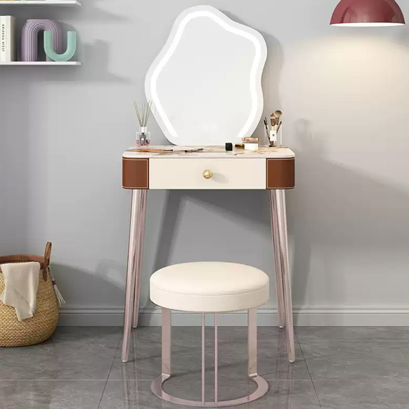 Commode délicate pour ranger une table de maquillage