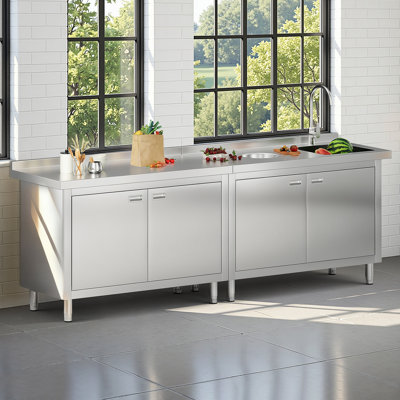 Évier utilitaire Kaiya en acier inoxydable (244 cm L x 61 cm P x 85 cm H) avec armoire – Poste de travail robuste pour cuisines et restaurants professionnels, avec bonde et grand espace de rangement.