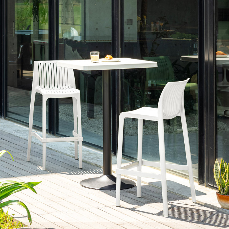 Tabouret d'extérieur à dossier bas Nayma, Blanc, Tabouret de bar (siège d'une hauteur de 40,2 po)